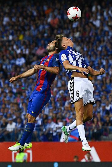 Choque entre Mascherano y Marcos Llorente.