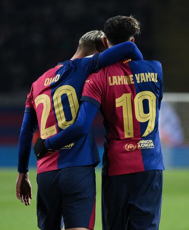 Lamine Yamal abraza a su compañero de equipo Dani Olmo.