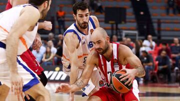 Piraeus (Greece), 11/10/2019.- Vasilis Spanoulis of Olympiacos (R) in action against Guillem Vives of Valencia (L) during the Euroleague basketball match Olympiacos Piraeus vs Valencia Basket at Peace and Friendship Stadium in Piraeus, Greece, 11 October 2019. (Baloncesto, Euroliga, Grecia, Pireo) EFE/EPA/Georgia Panagopoulou