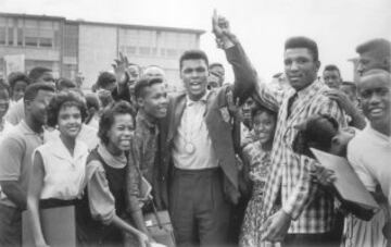 Ali con su hermano Rudy en el colegio de Louisville tras conseguir la medalla de oro en los Juegos Olímpicos de Roma 1960.