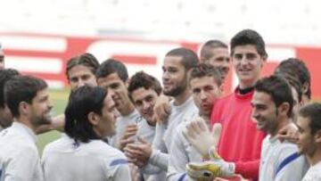 <b>OPTIMISMO ROJIBLANCO. </b>El Atlético compareció ayer en Mestalla. Los futbolistas rojiblancos llevaron a cabo una suave sesión de entrenamiento. Las caras no denotaban la presión a la que se verán sometidos esta noche. Los hombres de Simeone bromearon sobre el césped del campo del Valencia en claro síntoma de confianza en sí mismos. En la imagnen, los jugadores le gastan una broma a Salvio.