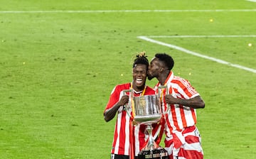 Los hermanos Williams celebran su primer gran título juntos en el Athletic. Iñaki besa a Nico mientras ambos sostiene el trofeo copero.