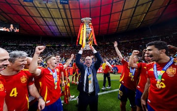 Luis de la Fuente, entrenador de la selección española, levanta el trofeo de la Eurocopa.