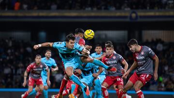 Momento en que los Pumas atacan a los Rayos del Necaxa en Ciudad Universitaria.