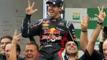 Vettel celebra su tercer t&iacute;tulo mundial junto a su equipo tras el GP de Brasil.