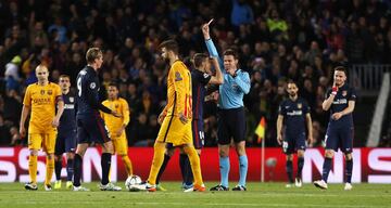 En la ida de cuartos de Champions el Atlético ganaba 0-1 con gol de Torres, pero el punta duró 35 minutos al ver su segunda amarilla por una falta. 