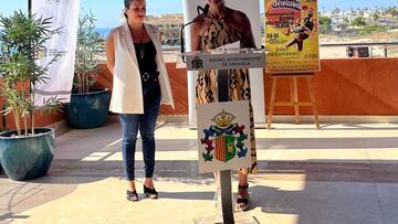 Diana Box agradece a la alcakdesa Carolina Gracia, detrás, el trabajo de Orihuela.