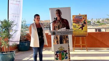 Diana Box agradece a la alcakdesa Carolina Gracia, detrás, el trabajo de Orihuela.