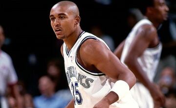 Cuando los Mavs de Don Nelson jugaron contra los intratables Bulls en la temporada 1997-98, el entrenador con m¨¢s victorias de la historia ten¨ªa un plan desesperado para sacar de quicio al campe¨®n: hack a Rodman. Faltas y m¨¢s faltas a Dennis Rodman para romper el ritmo y la concentraci¨®n de aquellos Bulls de acero. Para eso, Nelson us¨® a un Bubba Wells que solo particip¨® en 39 partidos en su carrera y que en 2 minutos y 43 segundos us¨® sus seis faltas personales contra Rodman.