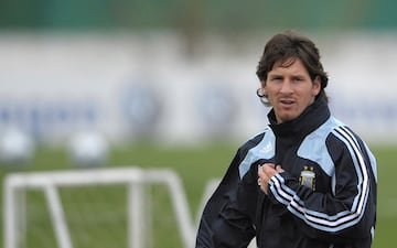 Tras llevarlo más corto en 2009, el astro se lo fue dejando más largo para lucir una melena midi durante el Mundial de 2010 en Sudáfrica.