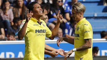 Bacca y Samu Castillejo celebran un gol.