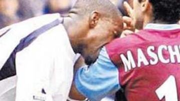 <b>¡ÑACA!. </b>Jermain Defoe le tira el mordisco a Javier Mascherano, a quien hincó bien el diente.