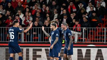 Los jugadores del Atlético celebran el gol de De Paul.