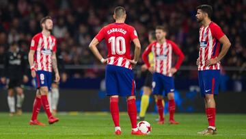 Jugadores del Atético, preparados para poner el balón en juego.