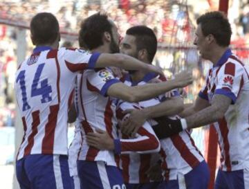 Los jugadores del Atlético de Madrid Gabi, juanfran Torres, Arda Turan y Mario Mandzukic (de izda. a dcha.) celebran el gol marcado por su compañero, el delantero francés Antoine Griezmann, al Levante durante el partido de la decimoséptima jornada de Liga de Primera División