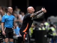 AME2937. BELO HORIZONTE (BRASIL), 28/10/2025.- El Entrenador Atlético, Jorge Sampaoli reacciona este martes, durante un partido de semifinal de la Copa Sudamericana entre Atlético Mineiro e Independiente del Valle en el estadio Arena MRV, en Belo Horizonte (Brasil). EFE/ Joao Guilherme Arenazio