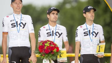 Mikel Landa y Mikel Nieve, junto a Christian Knees en el podio de París después de que el Sky recibiese el premio al mejor equipo del Tour de Francia.