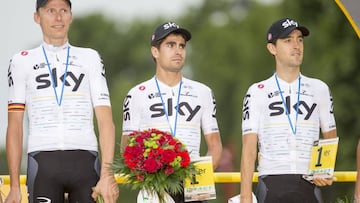 Mikel Landa y Mikel Nieve, junto a Christian Knees en el podio de Par&iacute;s despu&eacute;s de que el Sky recibiese el premio al mejor equipo del Tour de Francia.