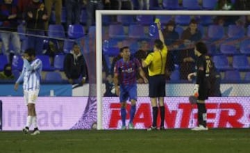 El árbitro González González anuló el gol  a Barral y le  mostró la cartulina amarilla.