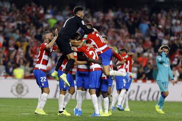 El equipo del Granada celebró la victoria al final del partido.