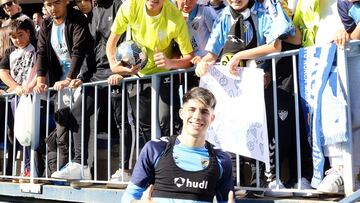 Antoñito firma una camisete.