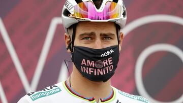 Peter Sagan posa antes de la salida de la segunda etapa del Giro de Italia 2021 con final en Novara.
 