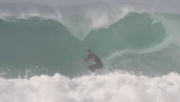 El actor australiano Chris Hemsworth surfeando una ola en forma de tubo el d&iacute;a de su cumplea&ntilde;os. 