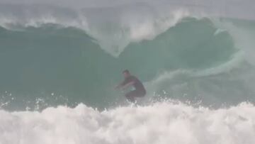 El actor australiano Chris Hemsworth surfeando una ola en forma de tubo el día de su cumpleaños.