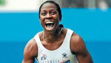 <b>FELICIDAD. </b>Josephina Onyia celebra su triunfo de ayer en Stuttgart.