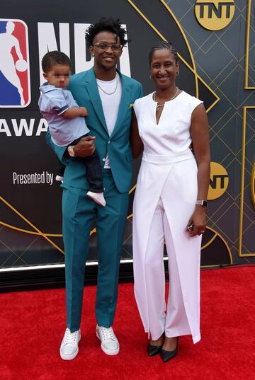 El jugador De'Aaron Fox posa con su familia.