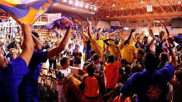 Los jugadores del Burgos celebran la victoria en el segundo partido de la final del playoff por el ascenso a la Liga Endesa.