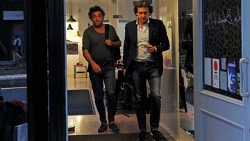 Juanma López, agente de Negredo, saliendo de la reunión para el traspaso de Negredo junto al intermediario del Besiktas, Ahmet Bulut.