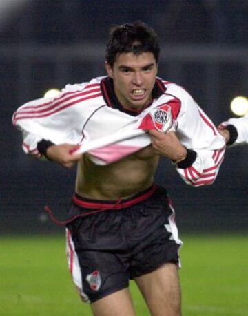 El 'conejito' Saviola era una de las figuras del ataque de River Plate cuando Mario visitó esa camiseta desde el año 2000 hasta 2002