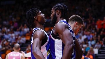 Badio y Ojeleye, del Valencia, celebran una canasta ante el Joventut.