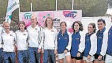 <b>PRESENTACIÓN. </b>Españolas y checas se desearon suerte ayer.