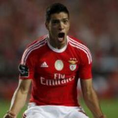 Raúl Jiménez logró su primer gol con la playera del Benfica