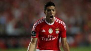 Raúl Jiménez celebró con euforia su primer gol con la playera del Benfica.