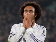 Manchester United's Dutch forward #11 Joshua Zirkzee reacts after missing a chance during the English Premier League football match between West Ham United and Manchester United at the London Stadium in east London on February 10, 2026. (Photo by Ian Kington / AFP) / RESTRICTED TO EDITORIAL USE. No use with unauthorized audio, video, data, fixture lists, club/league logos or 'live' services. Online in-match use limited to 120 images. An additional 40 images may be used in extra time. No video emulation. Social media in-match use limited to 120 images. An additional 40 images may be used in extra time. No use in betting publications, games or single club/league/player publications. /
