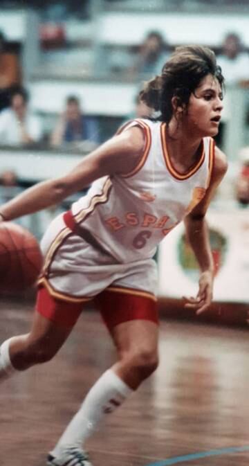 Catorce a?os y 124 internacionalidades abalan la trayectoria de Blanca Ares, que formó para la primera Selección que disputó unos Juegos Olímpicos: fue en Barcelona 1992. Conquistó el oro en el Eurobasket 1993, la primera medallas en la historia para la femenina. La carrera de la alero madrile?o arrancó con el Kerry Gold de Las Palmas en 1984 y se alargó hasta 1997. Pasó por el Banco Exterior, Costa Naranja Godella y el Pool Getafe. Su palmarés de clubes, envidiable: tres Ligas y tres Copas de la Reina. El pabellón de Leganés lleva en su honor su nombre desde 2010.