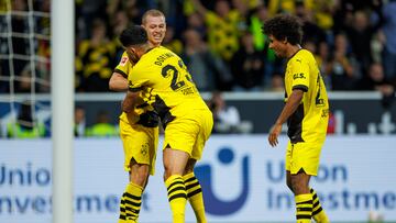 Sinsheim (Germany), 29/09/2023.- Dortmund's Julian Ryerson celebrates with teammates after scoring 1-3 during the German Bundesliga soccer match between TSG 1899 Hoffenheim and Borussia Dortmund in Sinsheim, Germany, 29 September 2023. (Alemania, Rusia) EFE/EPA/CHRISTOPHER NEUNDORF CONDITIONS - ATTENTION: The DFL regulations prohibit any use of photographs as image sequences and/or quasi-video.