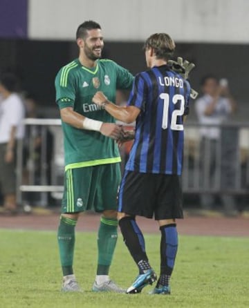 Casilla saluda a Longo al final del partido.
