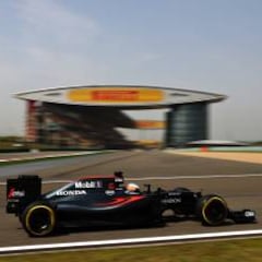 Once vueltas en el regreso de Fernando Alonso al McLaren