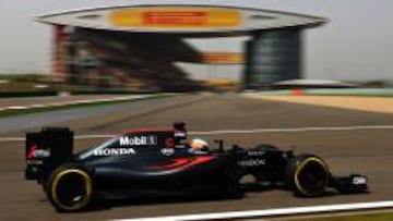 Once vueltas en el regreso de Fernando Alonso al McLaren