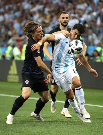 Luka Modric, Marcos Acuña y Marcelo Brozovic.