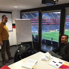 Marco Fabián aprende a hablar alemán