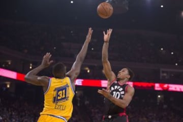 DeMar DeRozan y Festus Ezeli.