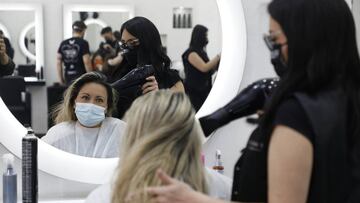 18 May 2020, Italy, Naples: A&nbsp;worker does a customer&#039;s hair at a hairdressing salon in Naples, after shops were allowed to reopen as Italy started to ease some of the coronavirus lockdown measures. Photo: Fabio Sasso/ZUMA Wire/dpa
 
 
 18/05/202