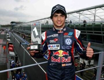 Carlos Sainz Jr. tras ganar la carrera del Campeonato Británico de Fórmula 3 en el circuito de Monza, Italia, en abril de 2012.