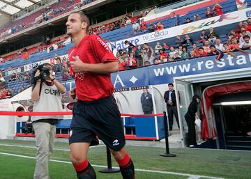 Cuando el delantero centro pertenec赤a al Real Madrid este fue cedido al Club Atl谷tico Osasuna en la temporada 2006/07. En el club de Pamplona jug車 44 partidos en los que anot車 trece goles.