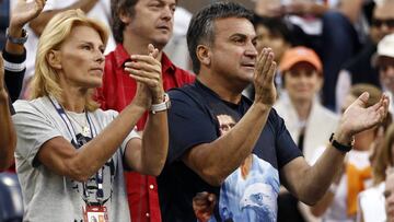 Srdan Djokovic and Dijana Djokovic aplauden a su hijo Novak Djokovic tras jugar ante  Roger Federer en el U.S. Open de 2010.